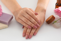 Czy manicure żelowy można wykonywać w domu?